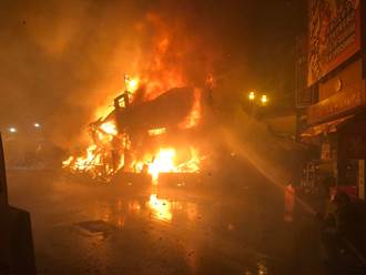 台南安平老街大火  烈焰沖天傳爆炸聲  攤車、平房遭吞噬