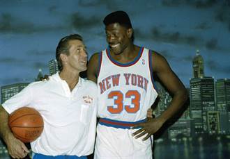 NBA歷史75大球星回顧：紐約擎天柱尤英