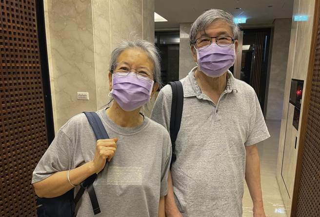 王力宏父親王大中(右)19日發出親筆信，反駁李靚蕾指控，稱兒子絕對沒出軌，不是敗類，反而是女方不斷威脅，還要求數億元贍養費、房子、傭人、保母與司機，而這些他們早已答應。(圖／取自王力宏IG)