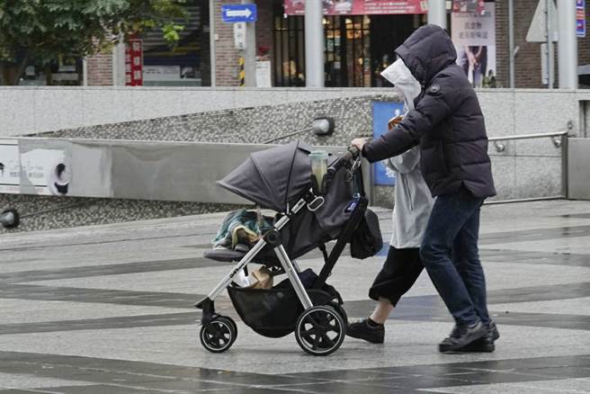 雷伊重回強颱，明天開始全台強降雨3天，下波冷空氣入冬最強。（黃子明攝）