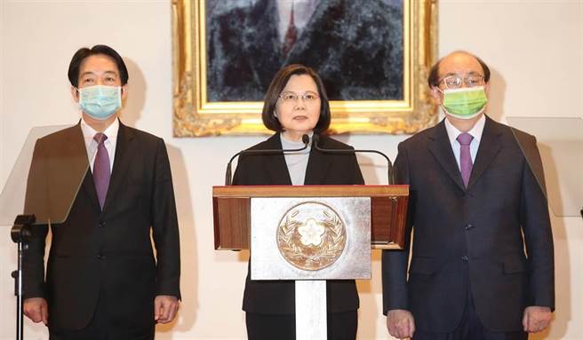 总统蔡英文蔡公投后火速召集党内人士开会，而府方事后也公开表态力挺苏贞昌团队，意味「蔡苏体制」将持续进行。（资料照／姚志平摄）