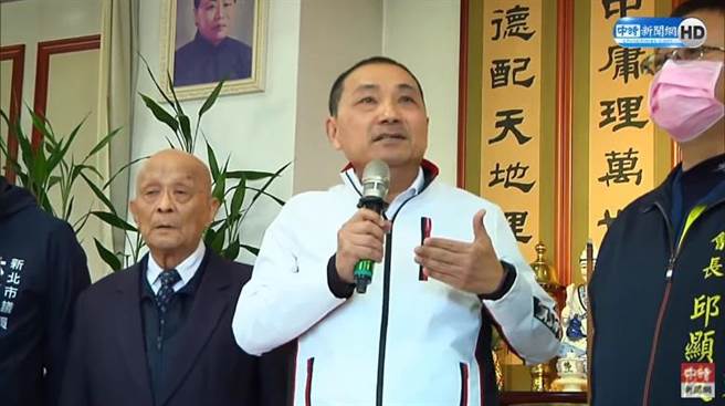 公投隔日一早，新北市長侯友宜現身祈福。（圖／翻攝自中時新聞網直播）