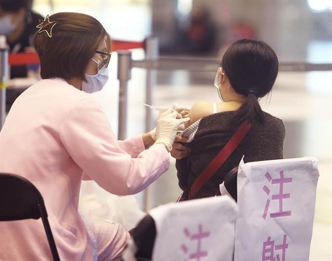 教育部修订「高级中等以下学校及幼儿园防疫指引」，明年1月1日起，学校工作人员应接种疫苗2剂且满14天。（资料照，陈怡诚摄）