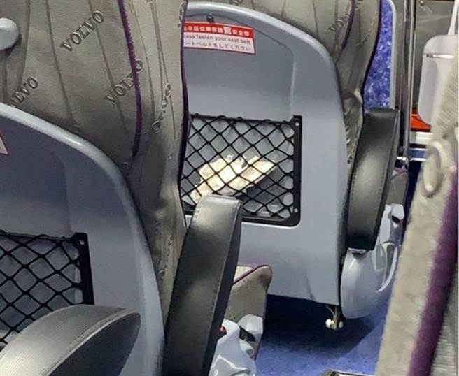 男网友目击一名阿姨在客运上换卫生棉，还把垃圾塞在椅背的置物网中。（示意图／Shutterstock）