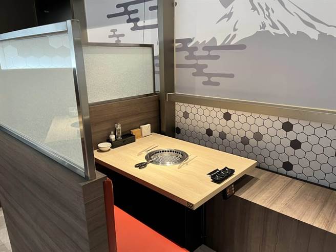 Global Mall新北中和店的全新「牛角日本烧肉专门店」，特别设置了双人座席用餐空间，半开放式包厢，让情侣享有甜蜜烧肉时光。（Global Mall提供）