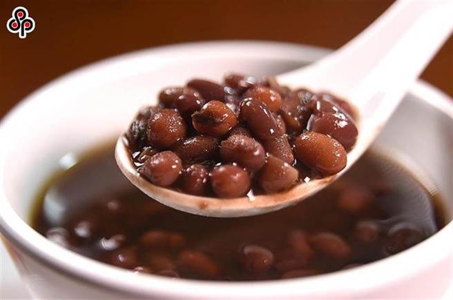天气变冷，许多人会煮红豆汤暖暖身体。(本报系资料照)