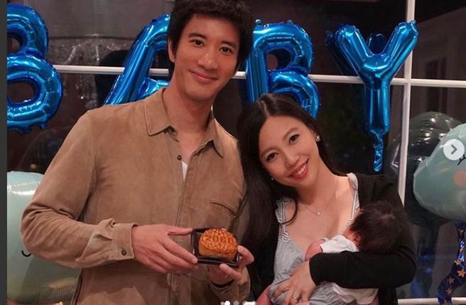 李靓蕾在看见王父的亲笔信后，爆王力宏来讯要求她对外道歉，并承认毁灭文是神智不清发文，才要把一家人现居的豪宅给母子4人居住。(翻摄自jl.leilei IG)