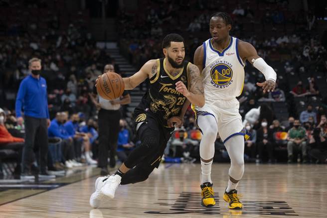 暴龍後衛范維利特(左)運球輕鬆突破對方防守。(美聯社)