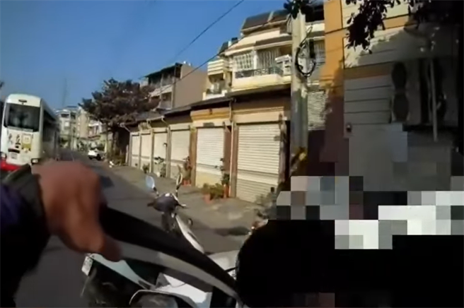 员警日前执行巡逻勤务，发现一台自小客车违停，意外发现车上有吸食器。（翻摄照片／洪靖宜）