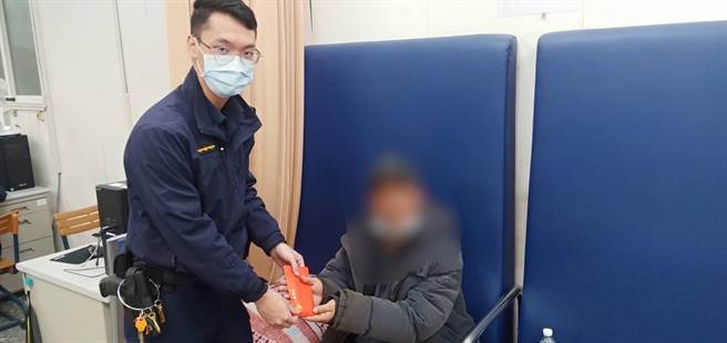 華僑流落街頭飢寒起盜心，桃園龜山暖警合資送愛心。（翻攝照片／蔡依珍桃園傳真）