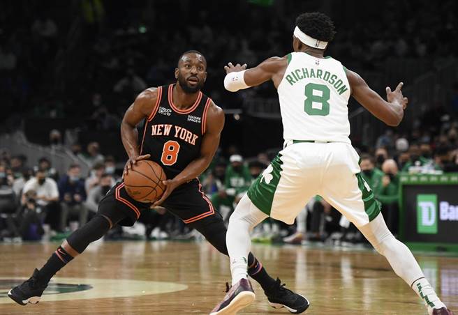 相隔9場之後，肯巴沃克(左)終於再次穿上尼克球衣先發登場。(路透)