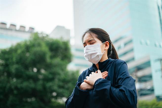 根據研究顯示，大氣中的化學汙染物會轉變成更持久且更毒的物質。(示意圖/Shutterstock)