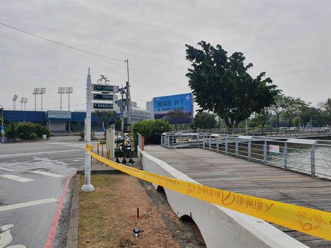 高雄鸟松区澄清湖大埤、环湖路口观景台附近今天中午发现一具女性浮尸，，初步排除他杀，不过真正死亡原因仍待厘清。(高雄市警方提供／林雅惠传真)