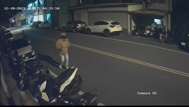 1名48岁黄姓男子，昨清晨前往花莲市区某超商行抢，怎料收银机因设有防抢机制，迟迟打不开，只好逃离现场，最后经警方调阅路口监视器后还是难逃法网。（花莲警分局提供／罗亦晽花莲传真）