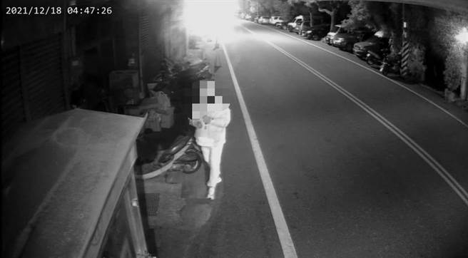 1名48岁黄姓男子，昨清晨前往花莲市区某超商行抢，怎料收银机因设有防抢机制，迟迟打不开，只好逃离现场，最后经警方调阅路口监视器后还是难逃法网。（花莲警分局提供／罗亦晽花莲传真）