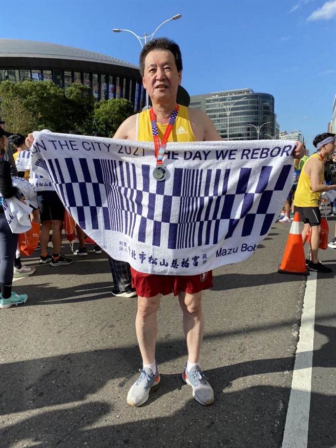 立委費鴻泰再度挑戰台北馬，以2小時15分完成21公里。（費鴻泰提供）