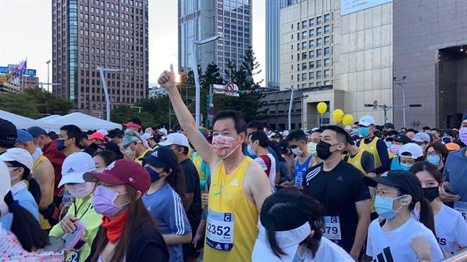 2021台北馬拉松今天清晨頂著寒風起跑，立委費鴻泰清晨七點前與上萬民眾在市府市民廣場前開跑。（費鴻泰提供）
