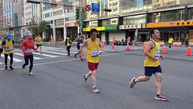 立委費鴻泰以2小時15分完成21公里的台北馬半程馬拉松。（費鴻泰提供）