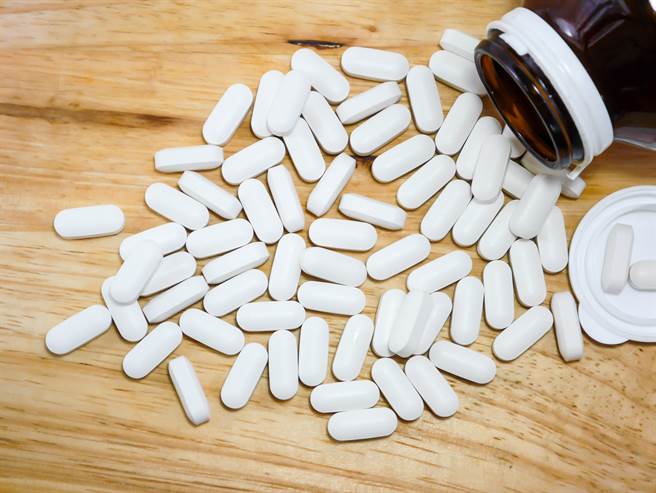 食藥署指出，「碳酸鈣」最好在飯後服用，若是要作為洗腎患者的磷結合劑，則應該隨餐服用。(示意圖/達志影像)
