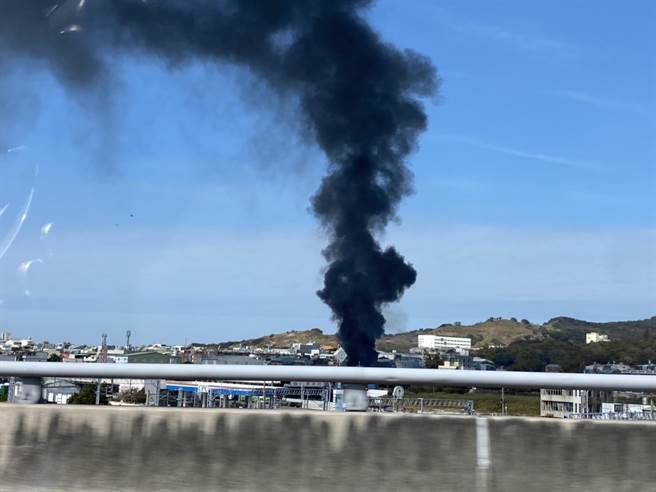 台中市大肚區沙田路一段208巷內的空地發生火警，濃煙竄上天際。(民眾提供／林欣儀台中傳真)