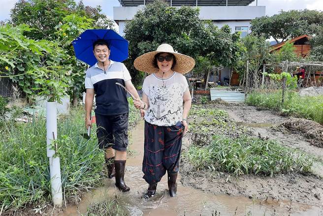 刘桂珍（右）邀理念相同朋友共学，成立横山木黄山田低碳生活工作室，成为竹东社大学习新据点。（新竹县政府提供／罗浚滨新竹传真）