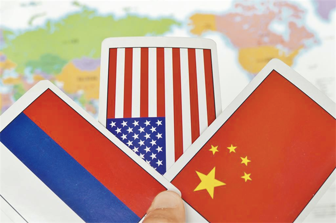 我们经歷过世界的多极化，也希望世界继续多极化，但当今世界既有可能以两极化取代单极化，也可能出现中美俄三极化，但也不能排除非极化或称无极化，而非极化的表现形态很有可能是聚合化。（图／达志影像）