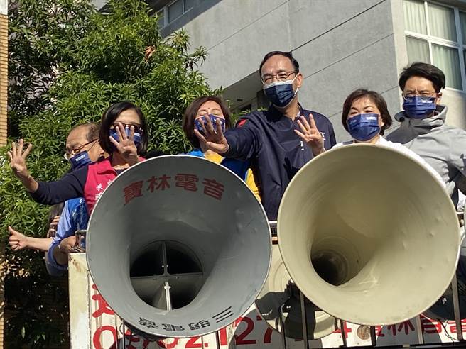 国民党主席朱立伦率车队扫街衝刺，但四大公投结果出炉全数失利。（资料照、卢金足摄）