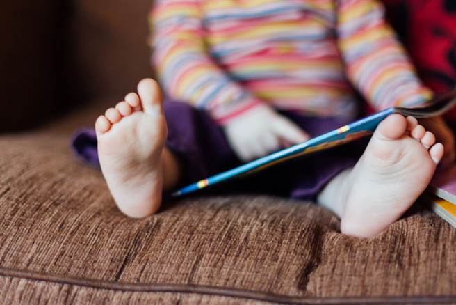 一名人妻與丈夫結婚兩年，丈夫就前往別的城市工作，留她一人照顧小孩，不料丈夫出軌，開心摟別的女人入懷。（示意圖／Shutterstock）