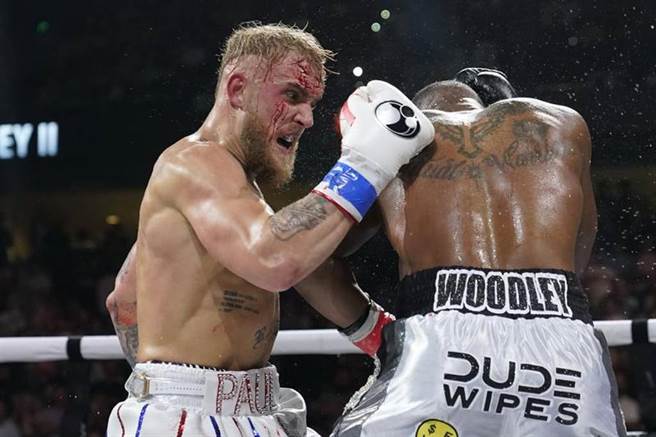 杰克保罗(左)被肘击误伤，流了很多血。（美联社）