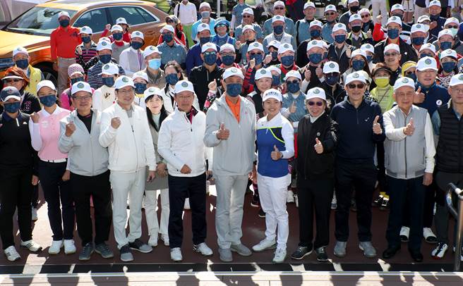 高球女将徐薇凌（前排右五）、中华高协理事长王政松（前排左五）、前立法院院长苏嘉全（前排左六）、行政院政务委员张景深（前排右四）。（郑任南摄）