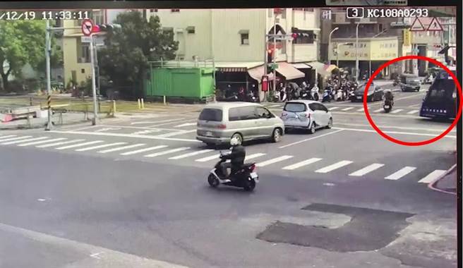 女骑士闯红灯通过轨道，不到一秒时间轻轨险些撞上。（翻摄照片／洪靖宜）