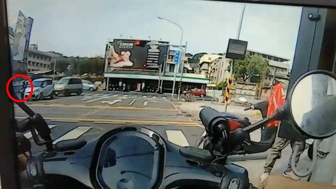 女骑士闯红灯通过轨道，全被也正在停等红灯的员警目击。（翻摄照片／洪靖宜）