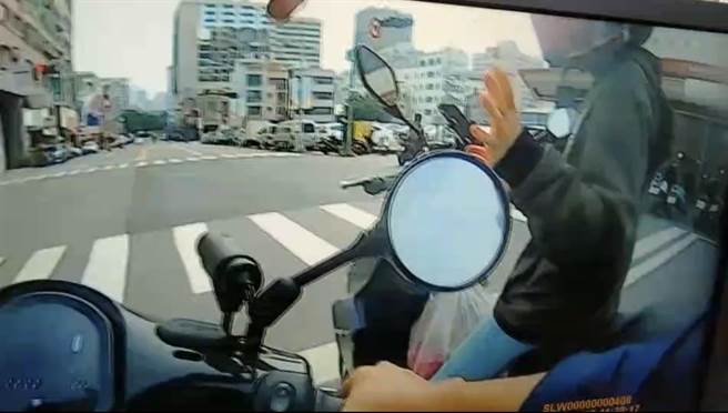 警方将19岁女骑士拦下。（翻摄照片／洪靖宜）