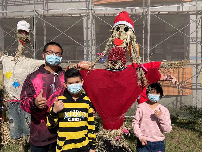 大秀国小19日举行亲子创意稻草人创作大赛，参赛亲子发挥巧思。（大秀国小提供）