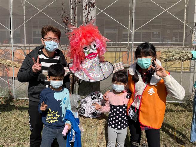 大秀国小19日举行亲子创意稻草人创作大赛，参赛亲子发挥巧思。（大秀国小提供）