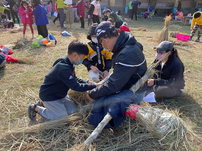 大秀国小19日举行亲子创意稻草人创作大赛，参赛亲子发挥巧思。（大秀国小提供）