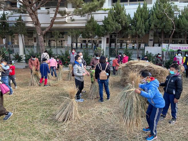 大秀国小19日举行亲子创意稻草人创作大赛，参赛亲子发挥巧思。（大秀国小提供）