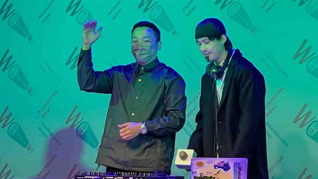 青年局长张以理与DJ一起带来演出。（柯宗纬摄）
