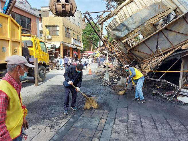 安平區公所請來志工整理安平老街火場，將清理出的雜物先交由環保車載走。（程炳璋攝）