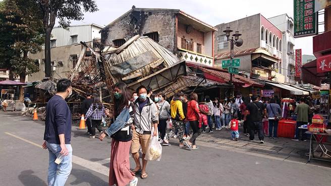 安平老街入口處一處鐵皮屋，茶飲店與帽子店因大火付之一炬，遊客出入投以異樣眼光。（程炳璋攝）