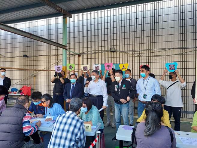 台湾民眾党主席柯文哲19日下午至员林参与快乐天堂千人飨宴寒冬送暖活动。（谢琼云摄）