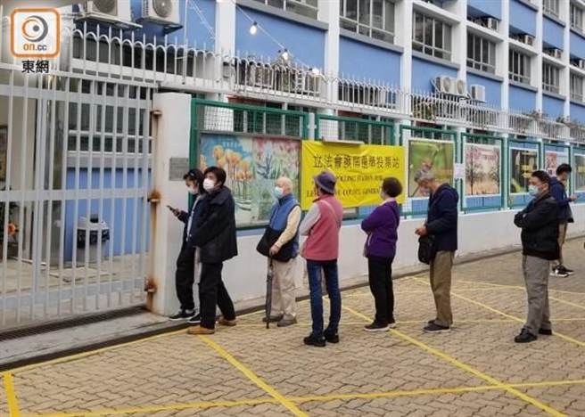 香港立法會選舉今登場，香港民眾排隊投票。（東網）