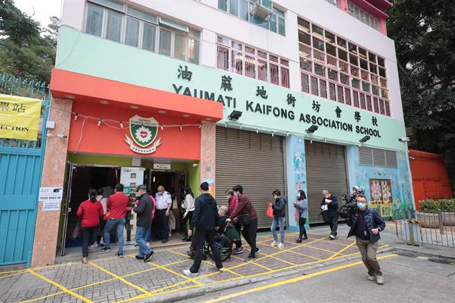 香港立法會選舉今（19日）舉行，今早8點半開始投票，截至下午1點半，前5個小時地方選區整體有逾64萬人投票，累積投票率為14.39％。（香港中通社）