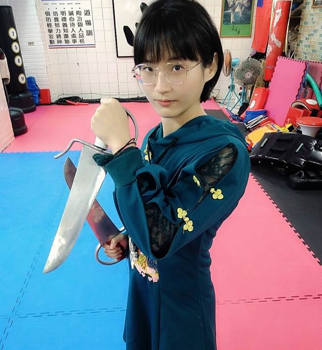 黃偵玲迎接新年剪新髮型與可愛的雙刀合拍。（圖／臉書@Zenny Huang 黃偵玲）