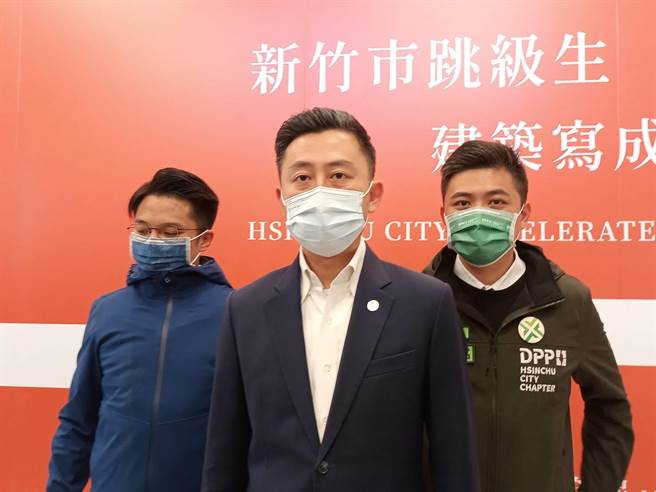 新竹市長林智堅（中）認為待新竹合併升格確定後，再來談市長人選問題。（邱立雅攝）