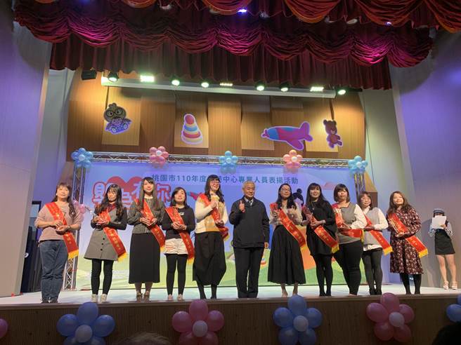 桃园市社会局19日表扬35名专业、充满热忱的托婴中心专业人员，和17家评鑑优、甲等的托婴中心。(蔡依珍摄)