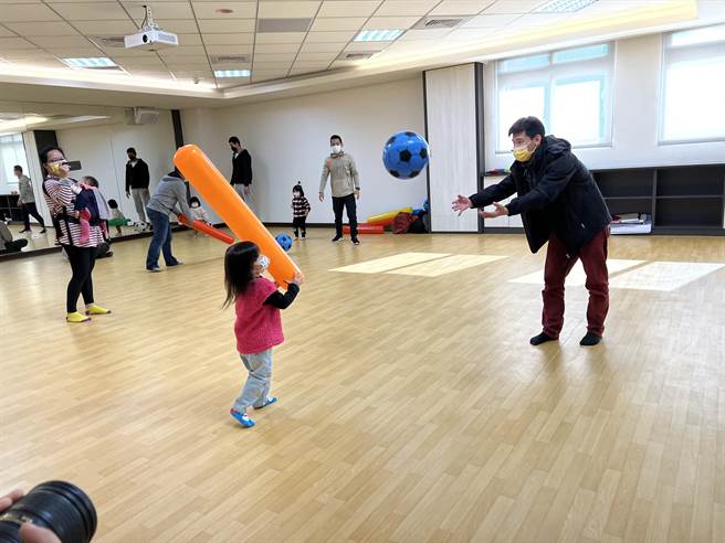 场边也邀请2岁以下婴幼儿体验趣味宝宝爬行、搬尿布比赛、还有闯关游戏等，寓教于乐。(蔡依珍摄)