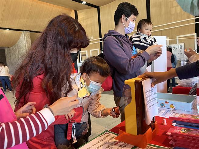 场边也邀请2岁以下婴幼儿体验趣味宝宝爬行、搬尿布比赛、还有闯关游戏等，寓教于乐。(蔡依珍摄)