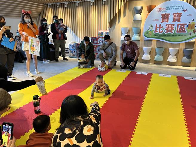 场边也邀请2岁以下婴幼儿体验趣味宝宝爬行、搬尿布比赛、还有闯关游戏等，寓教于乐。(蔡依珍摄)