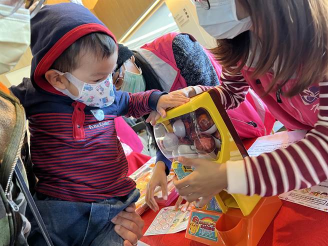 场边也邀请2岁以下婴幼儿体验趣味宝宝爬行、搬尿布比赛、还有闯关游戏等，寓教于乐。(蔡依珍摄)
